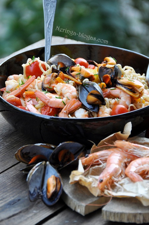 noodles su frutti di mare