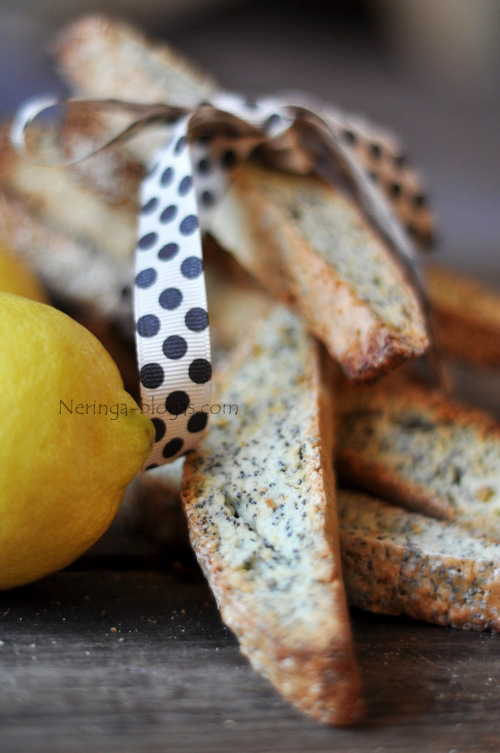 aguoniniai biscotti su citrinos natele