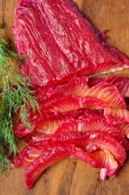 gravlax - lasisa marinuota su burokeliais